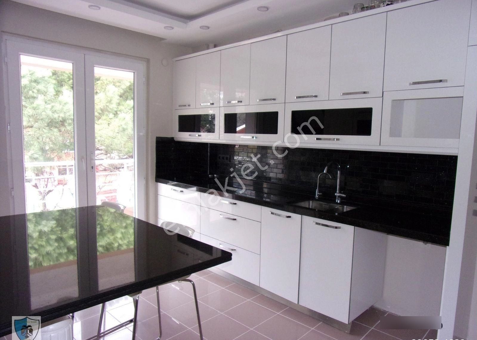 Tarabya Sevgi Sitesinde 3+1 145 Metrekare Çok Bakımlı Kiralık Daire - Görsel 5