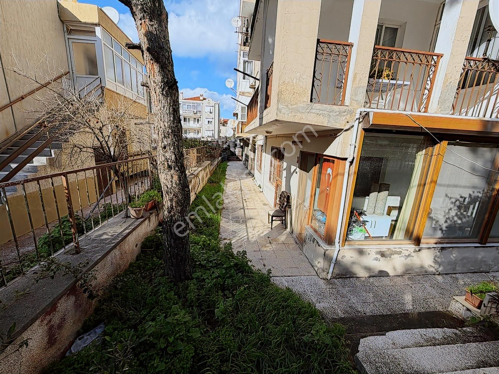 Ayvalık, 150 Evlerde 2+1 Satılık Bahçe Katı