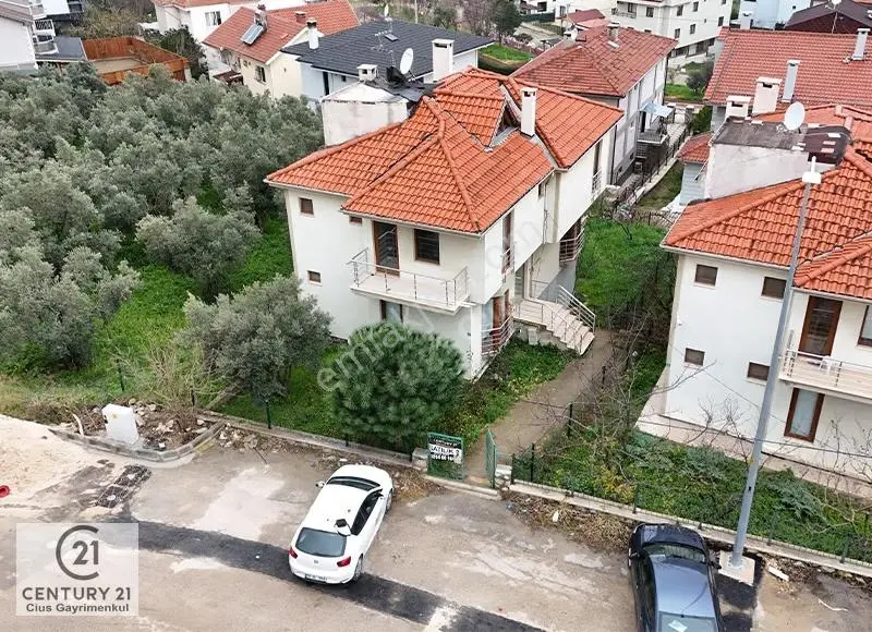 C21 Cius; Umurbey'de 300m2 Bahçeli 5+1 Müstakil Tripleks Villa