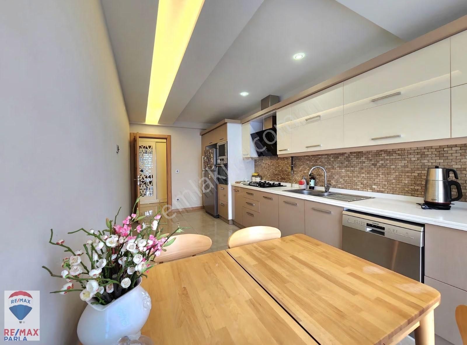 Ömürevlerinde Merkezi Lokasyonda Satılık 4+1 Daire