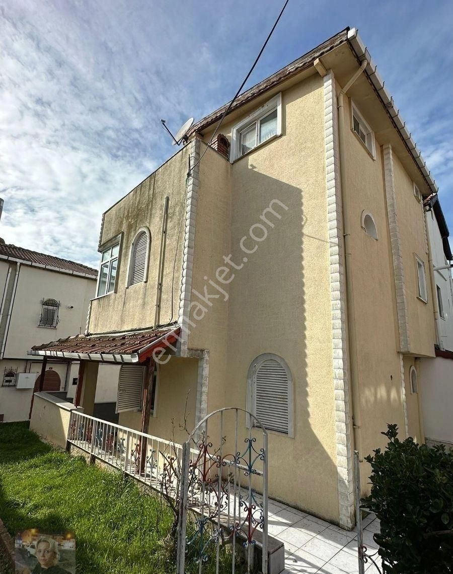 Büşra Gayrimenkulden Cumhuriyet Mah Kiralık Yazlık 3 Katlı 4+1 Doğalgazlı Kombili Bahçeli - Görsel 2