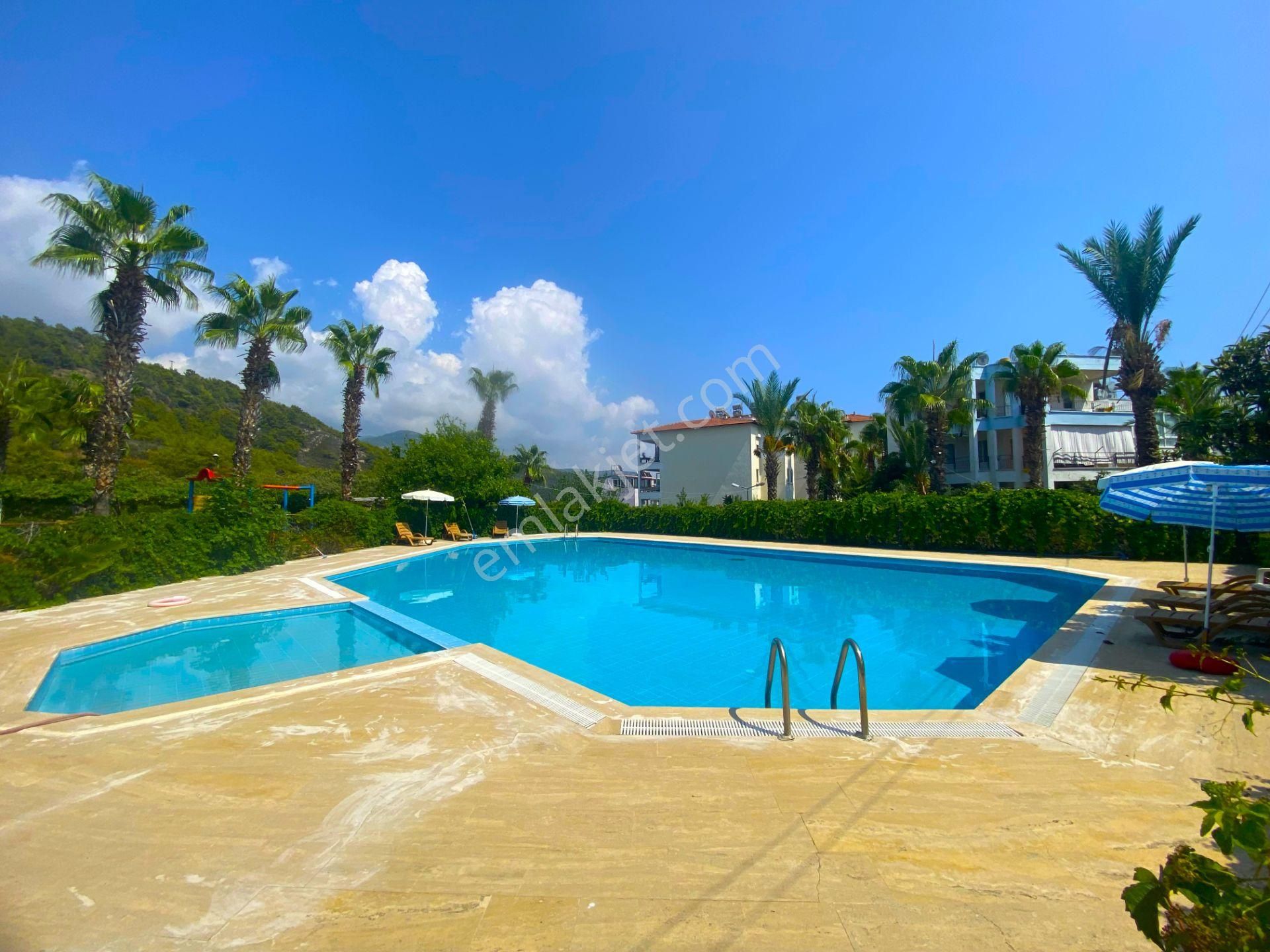 Alanya Konaklıda Denize Sıfır Sitede Satılık Manzaralı 2+1 Daire