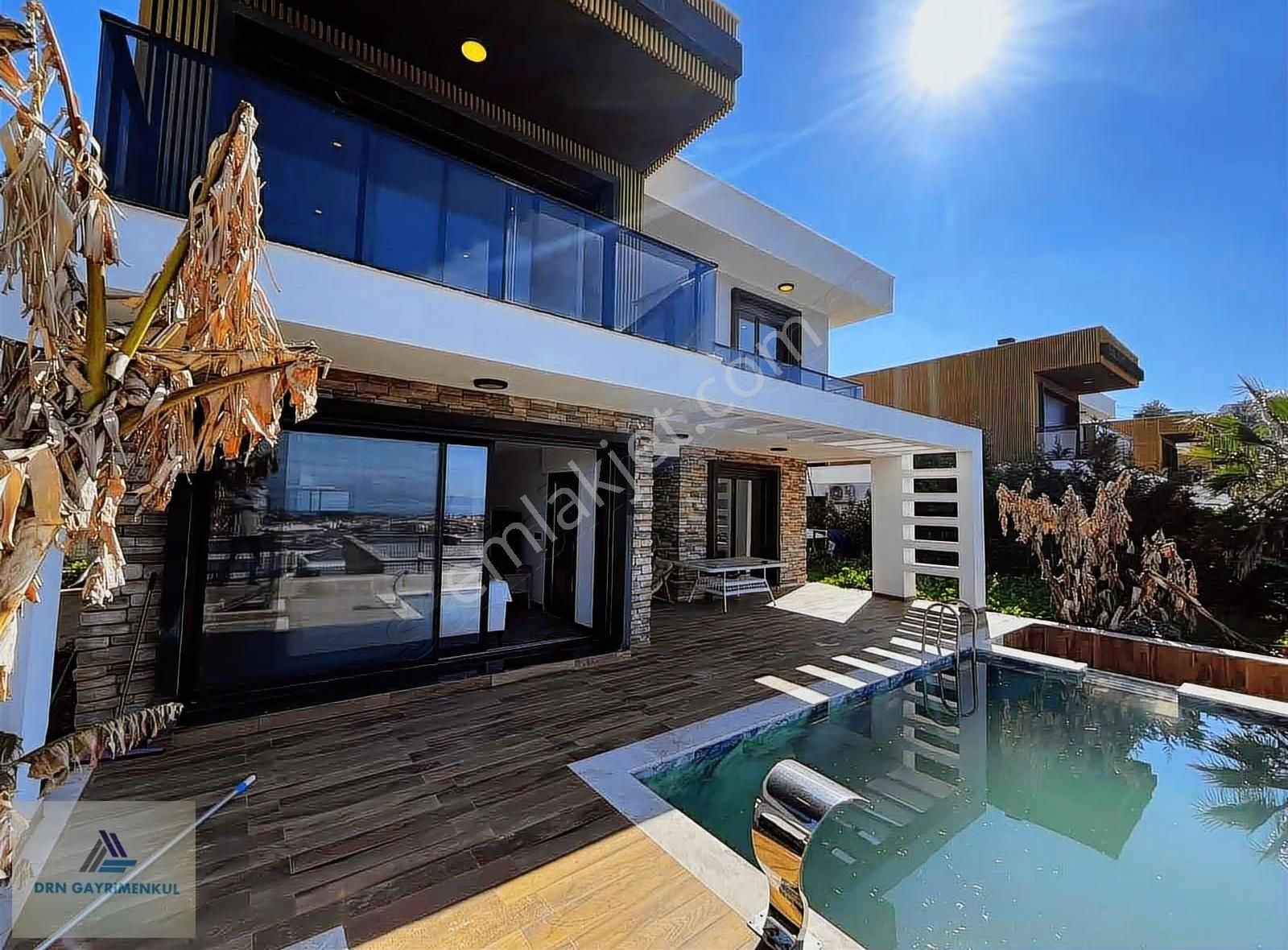 Kuşadası Karaova'da Deniz Manzaralı Boş Satılık 4+1 Villa