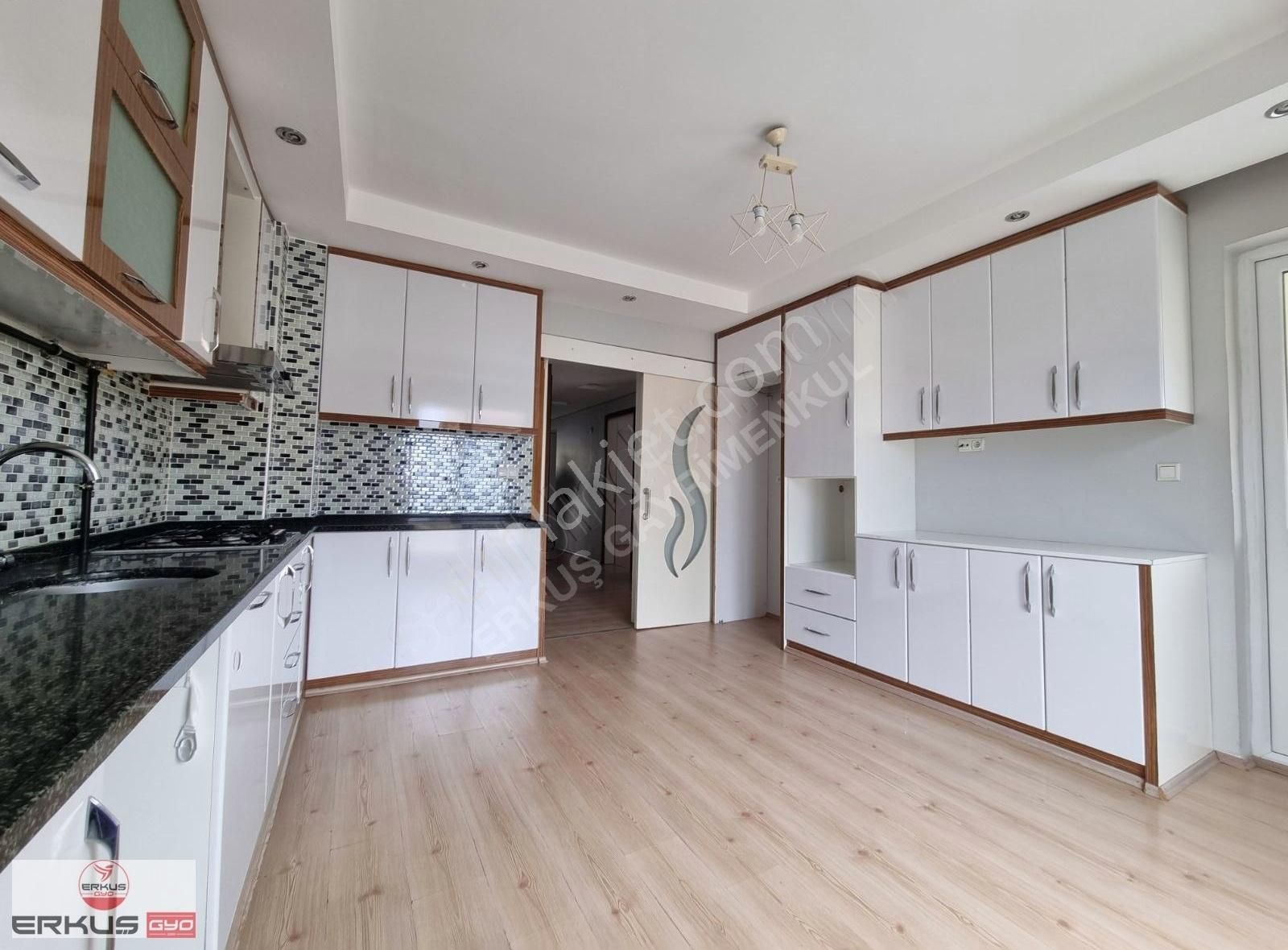 Erkuş Tan Selçukbeyde Mükemmel Konumda 4+1 Kiralık Daire