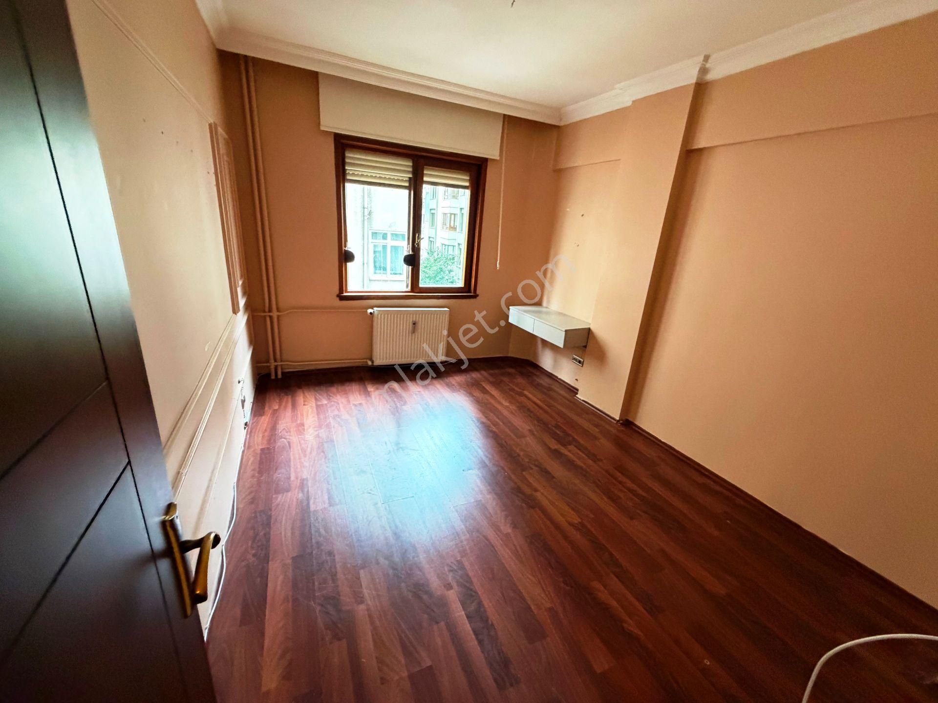 Şair Arşi Caddesi'nde 2.kat Balkonlu Otoparklı 120m2 Kiralık 3+1 - Görsel 9
