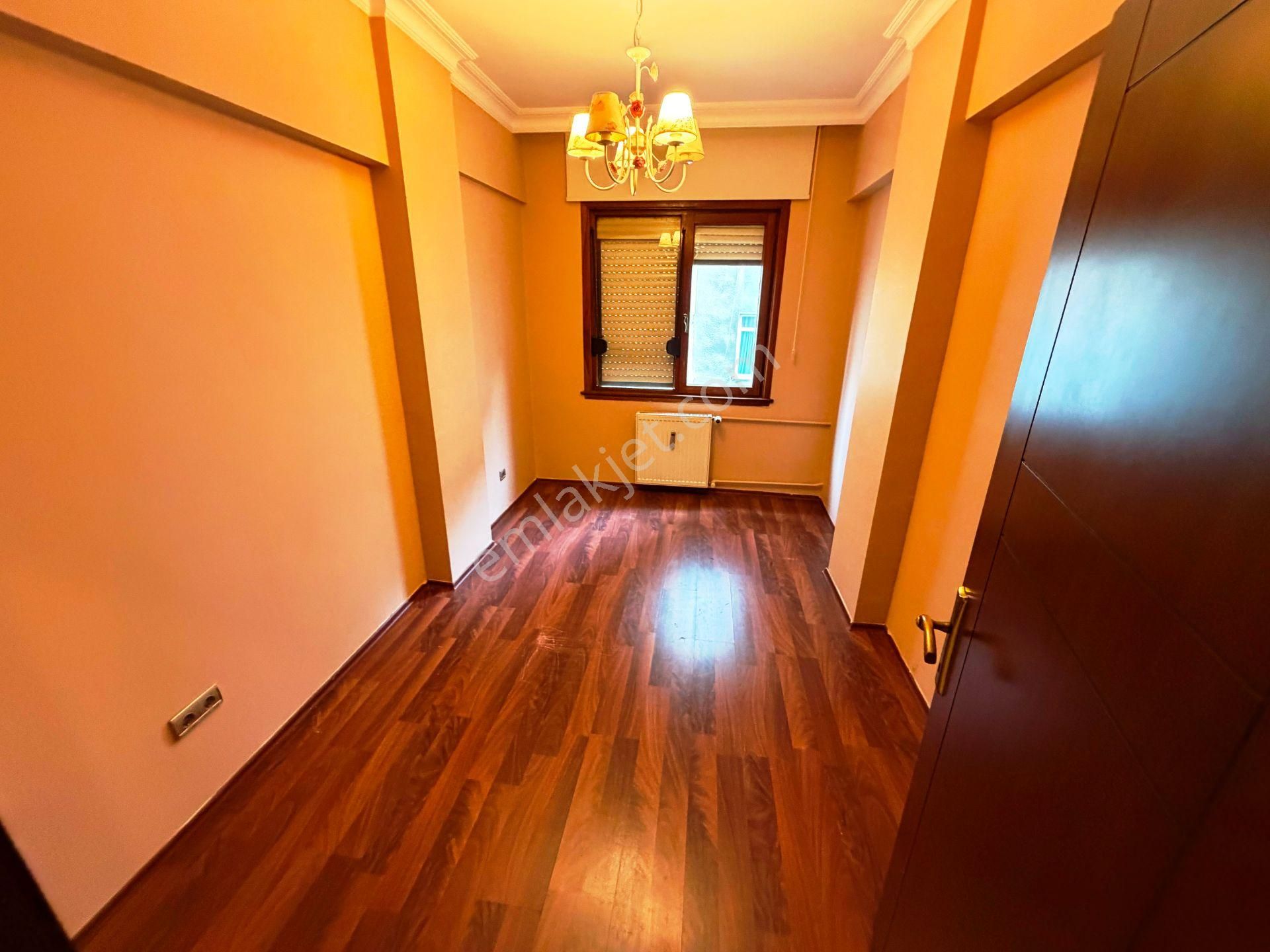 Şair Arşi Caddesi'nde 2.kat Balkonlu Otoparklı 120m2 Kiralık 3+1 - Görsel 14