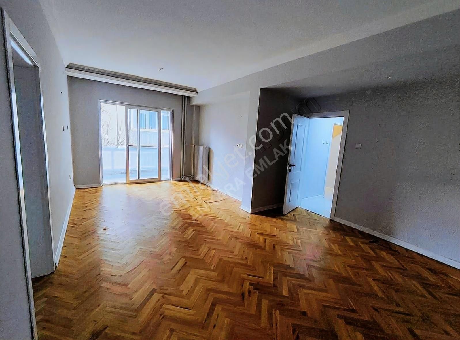 Ankara Emlak'tan Esat'ta 2+1 Full Yapılı Geniş Satılık Daire