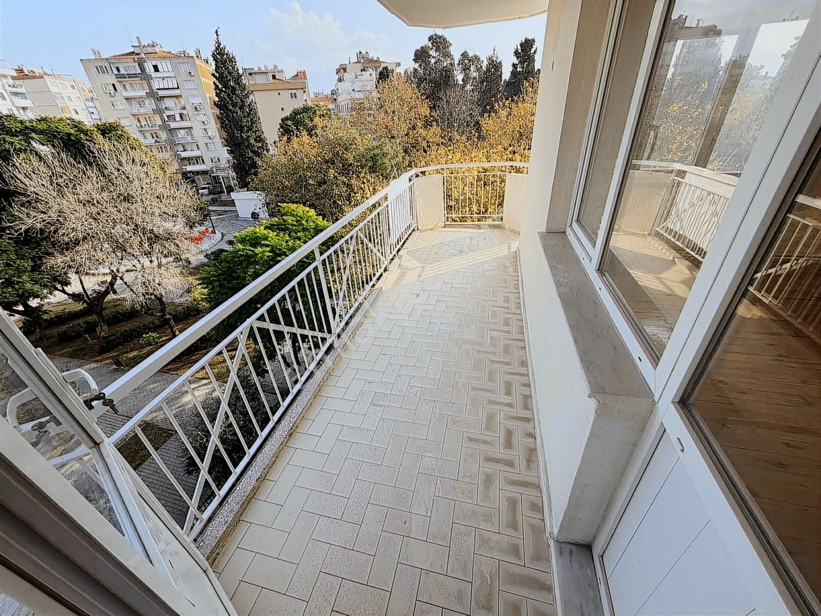 Bornova Gediz Caddesi Asansörlü Doğalgazlı 3+1 Daire - Görsel 5