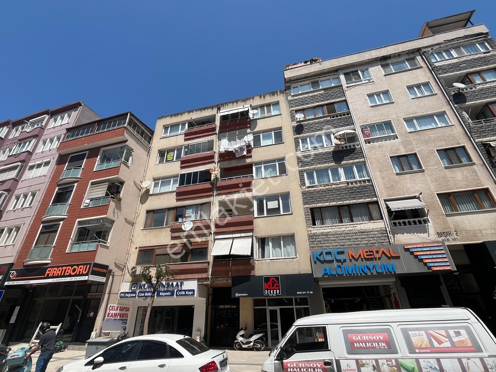 3+1 Den 2+1 ' E Çevrilmiş Arakat Asansörlü ( Şehrin Göbeğinde ).