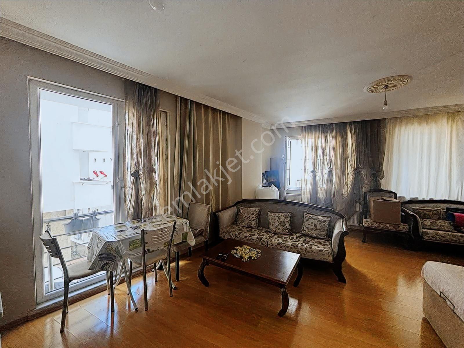 Kaçmazdan_yüksek Girişli Oldukça Geniş Satılık Dairemiz