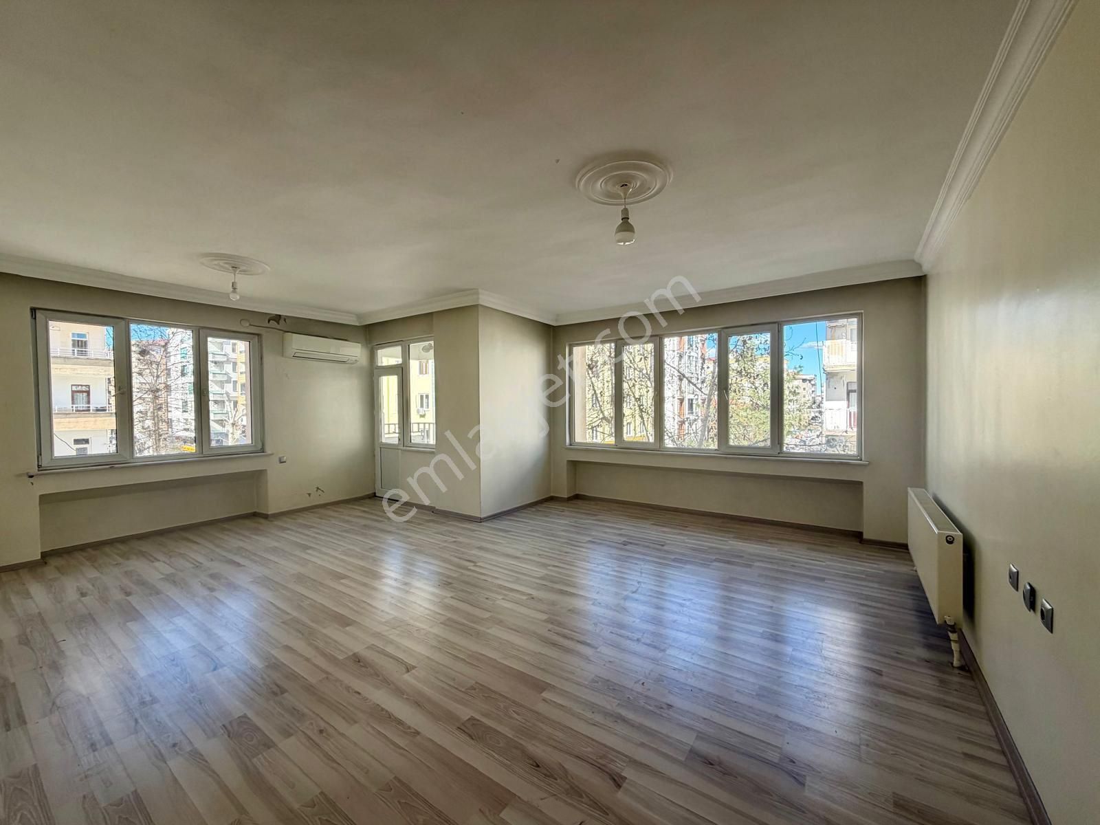 Ofiste 3+1 Ara Kat Kiralık Daire