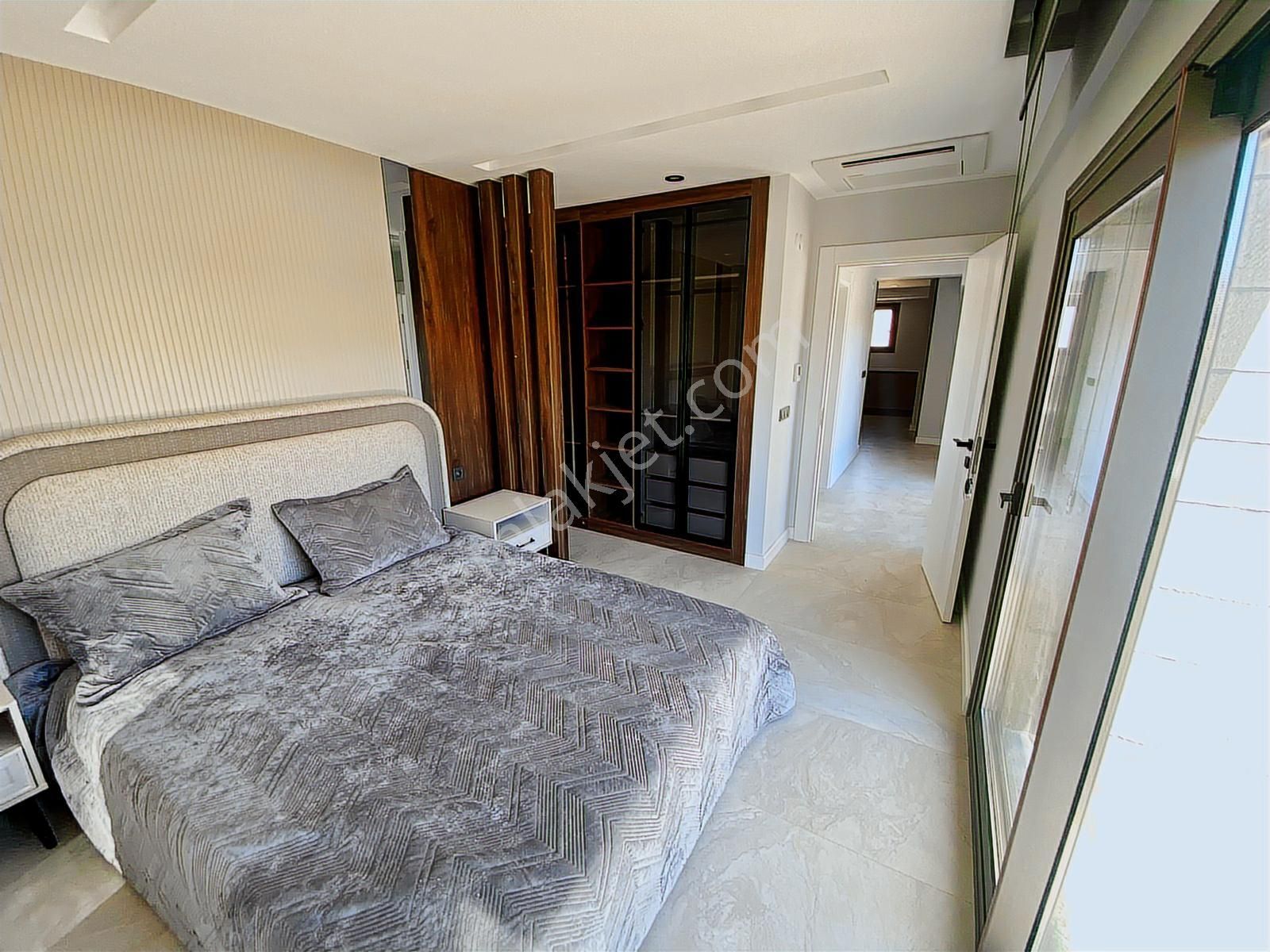 Kuşadası'nda Özel Havuzlu Tam Müstakil 4+1 Sıfır Lüks Villa - Görsel 3