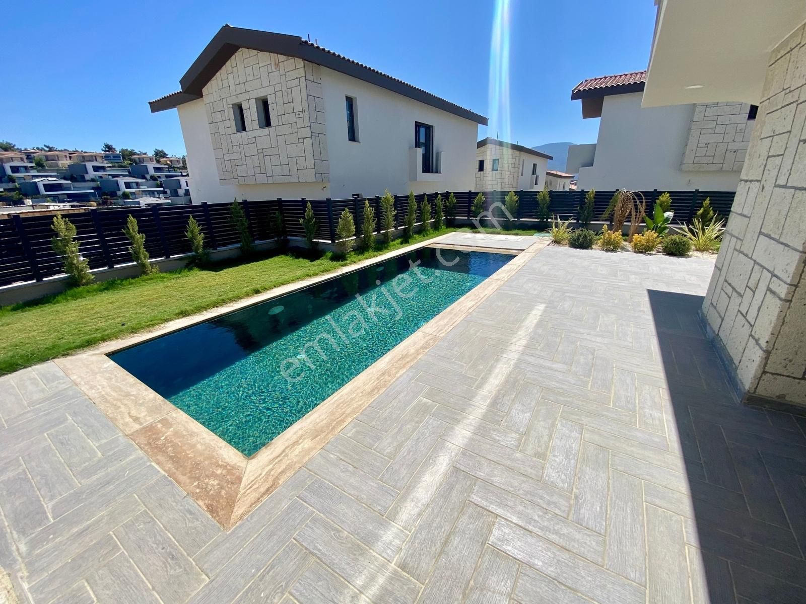 Kuşadası'nda Özel Havuzlu Tam Müstakil 4+1 Sıfır Lüks Villa - Görsel 6