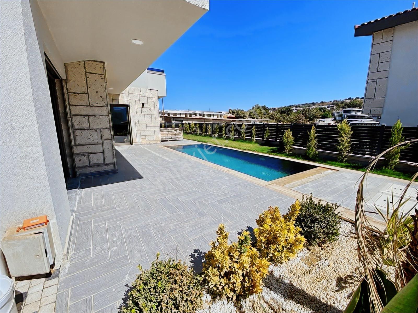 Kuşadası'nda Özel Havuzlu Tam Müstakil 4+1 Sıfır Lüks Villa - Görsel 30