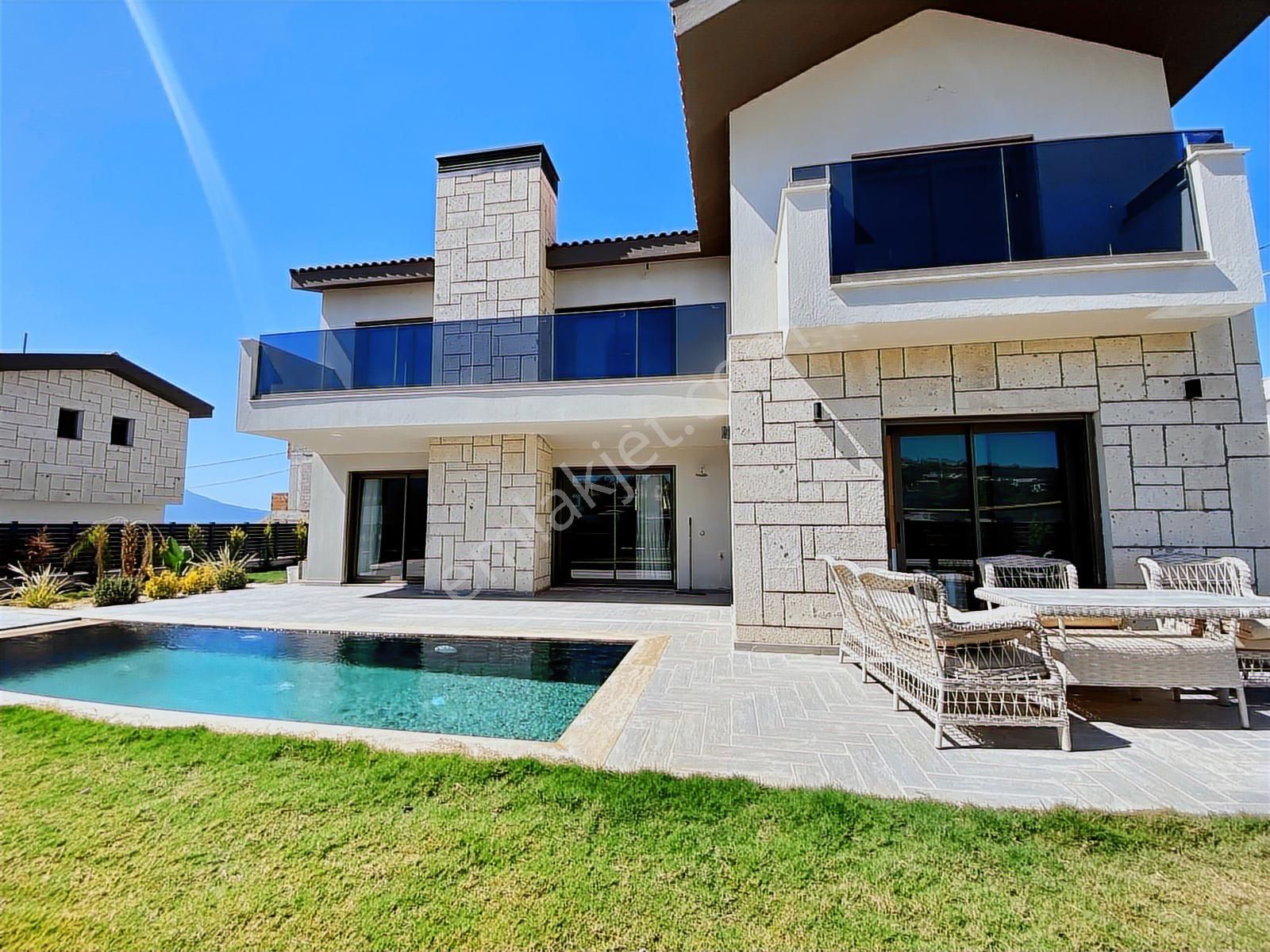 Kuşadası'nda Özel Havuzlu Tam Müstakil 4+1 Sıfır Lüks Villa - Görsel 7