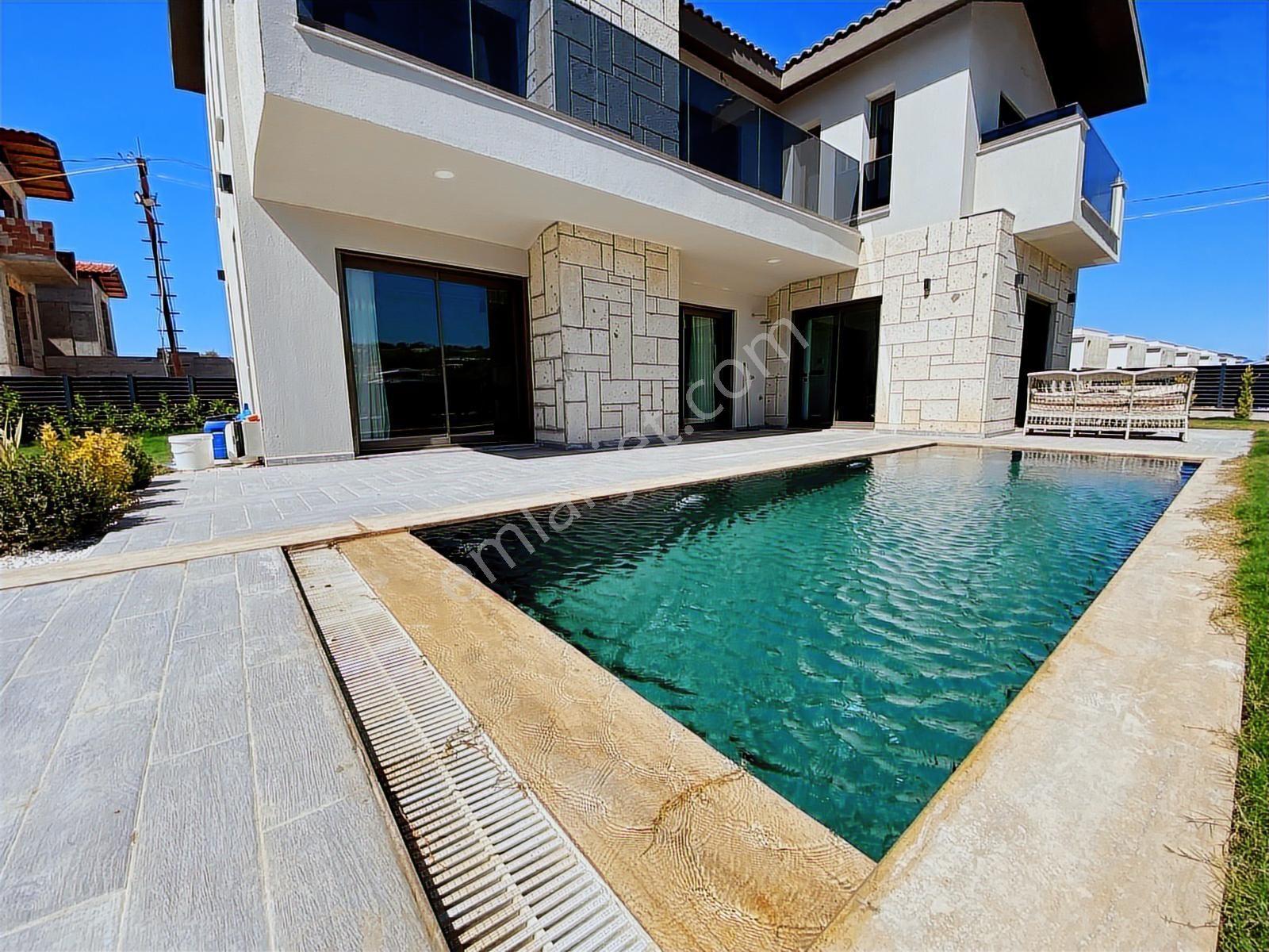 Kuşadası'nda Özel Havuzlu Tam Müstakil 4+1 Sıfır Lüks Villa - Görsel 5