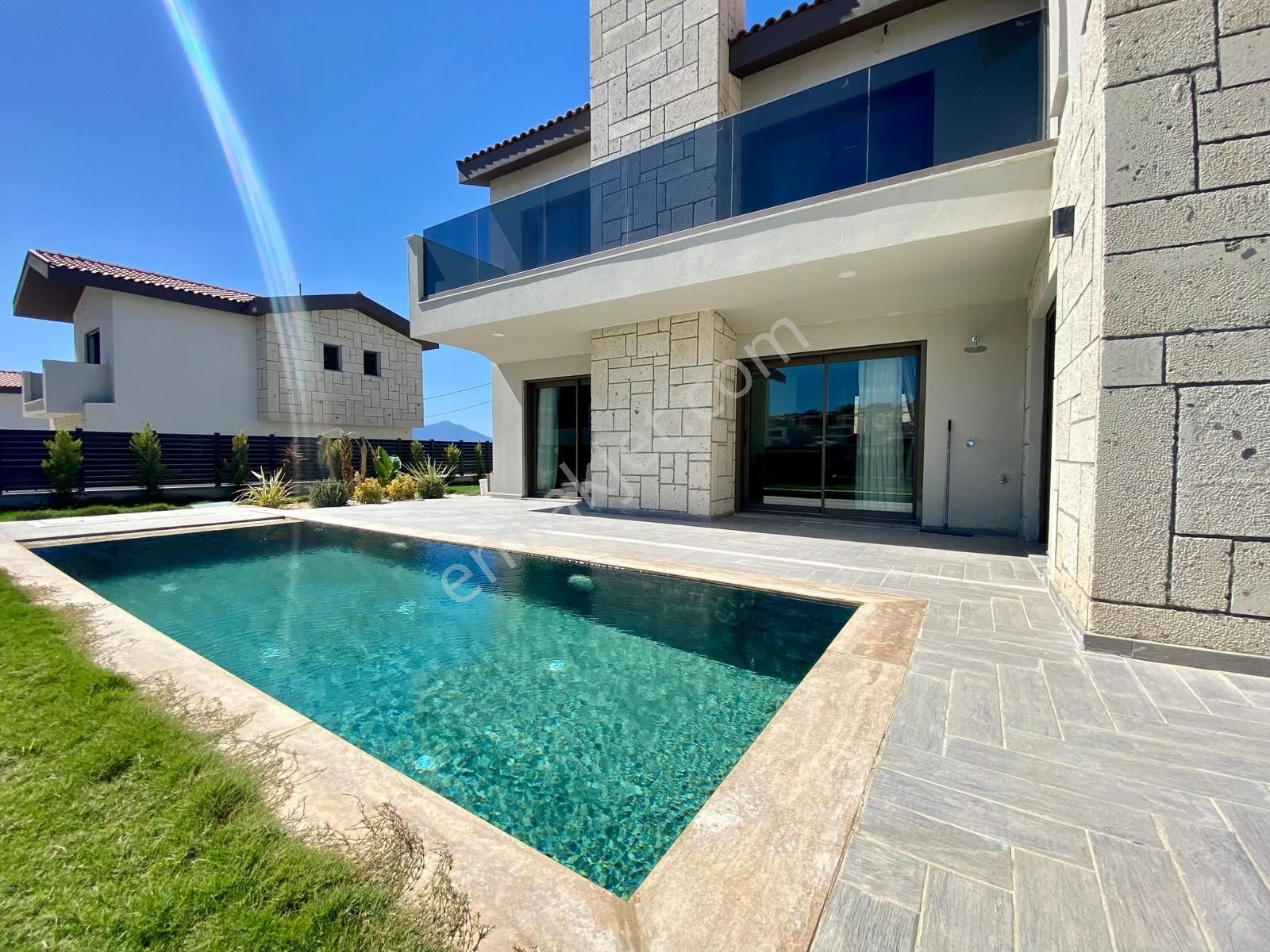 Kuşadası'nda Özel Havuzlu Tam Müstakil 4+1 Sıfır Lüks Villa - Görsel 12