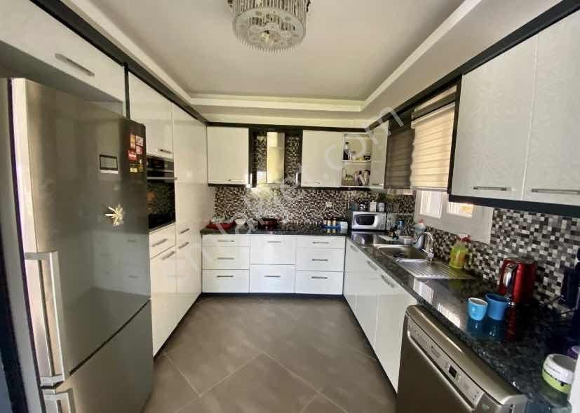 Kuşadası'nda Müstakil Havuzlu Deniz Manzaralı 5+1 Lüks Villa - Görsel 23