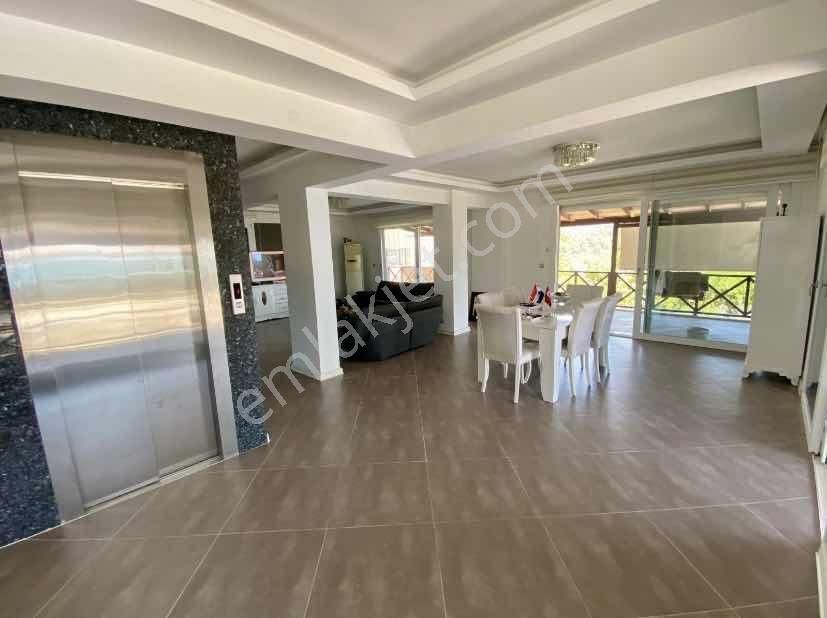 Kuşadası'nda Müstakil Havuzlu Deniz Manzaralı 5+1 Lüks Villa - Görsel 22