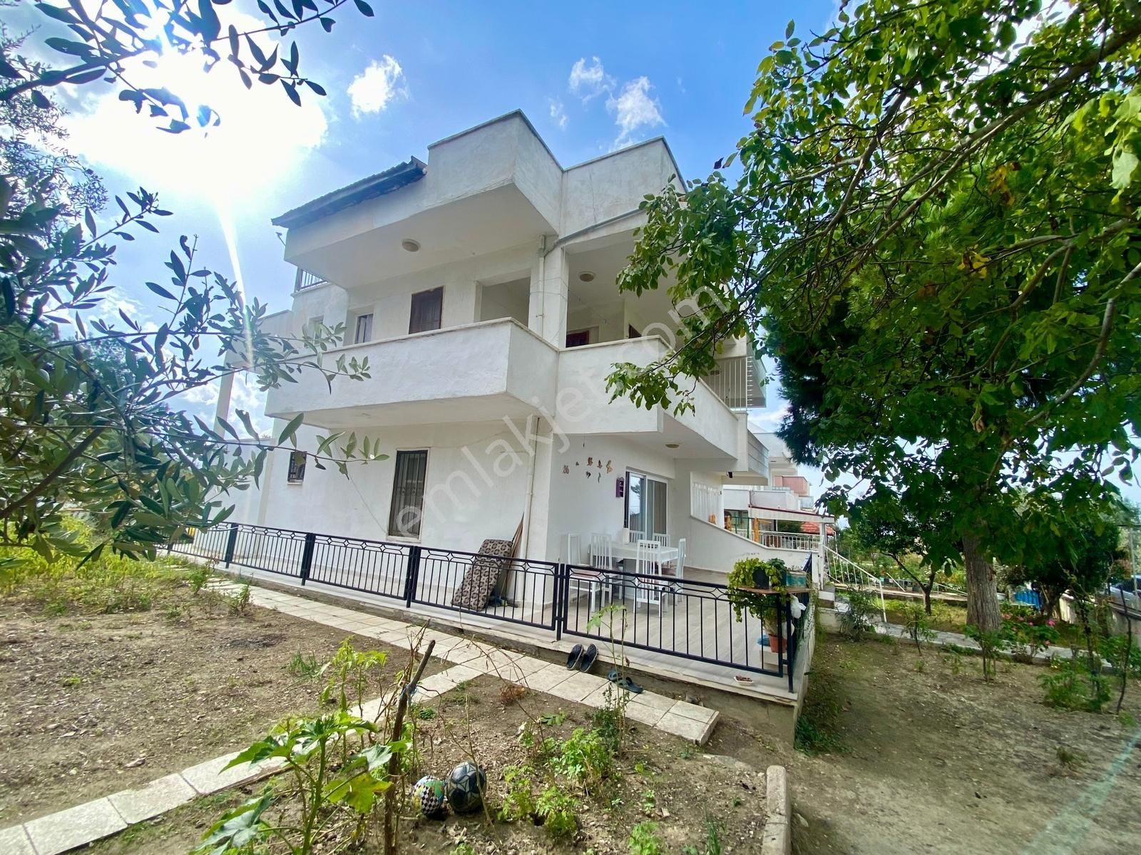 Kuşadası'nda 4+1 (120m2 Özel Bahçe Alanı) Havuzlu Sitede Villa