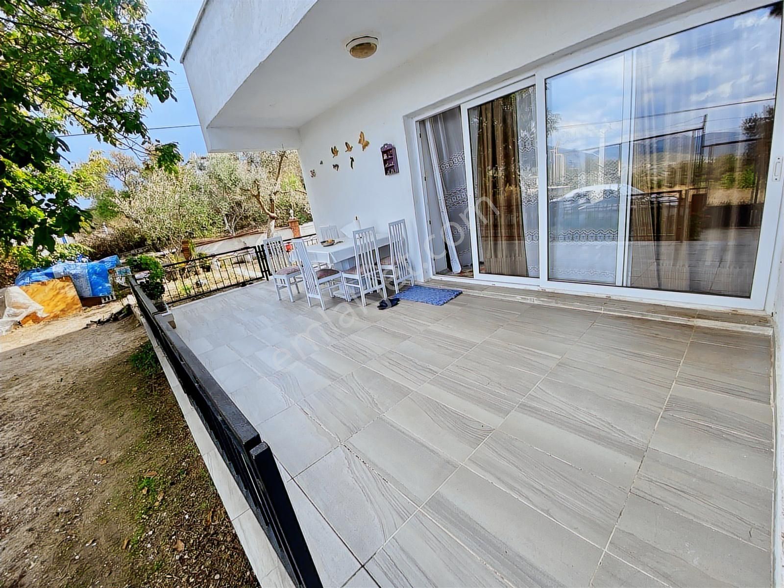 Kuşadası'nda 4+1 (120m2 Özel Bahçe Alanı) Havuzlu Sitede Villa - Görsel 2