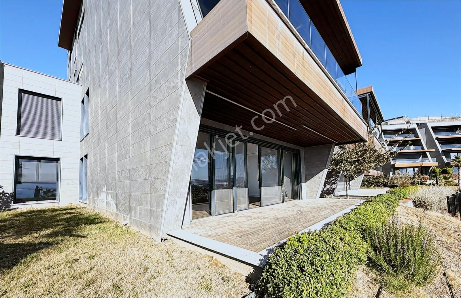 Kuşadası Vista Marine Ön Sırada Satılık Bahçe Katı