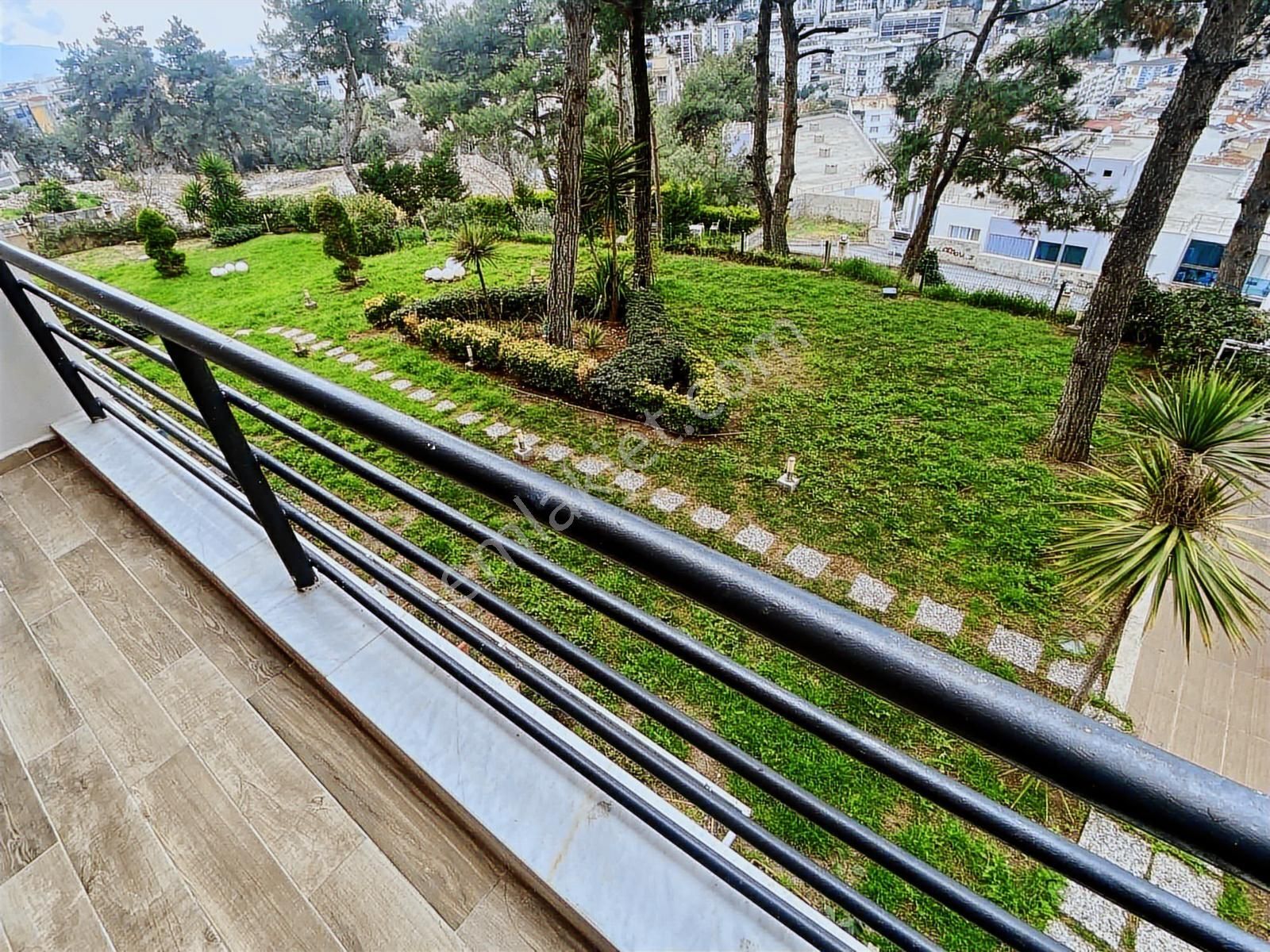 Kuşadası'nda 5+2 300m2 Deniz Manzaralı Havuzlu Bahçe Dubleksi - Görsel 2