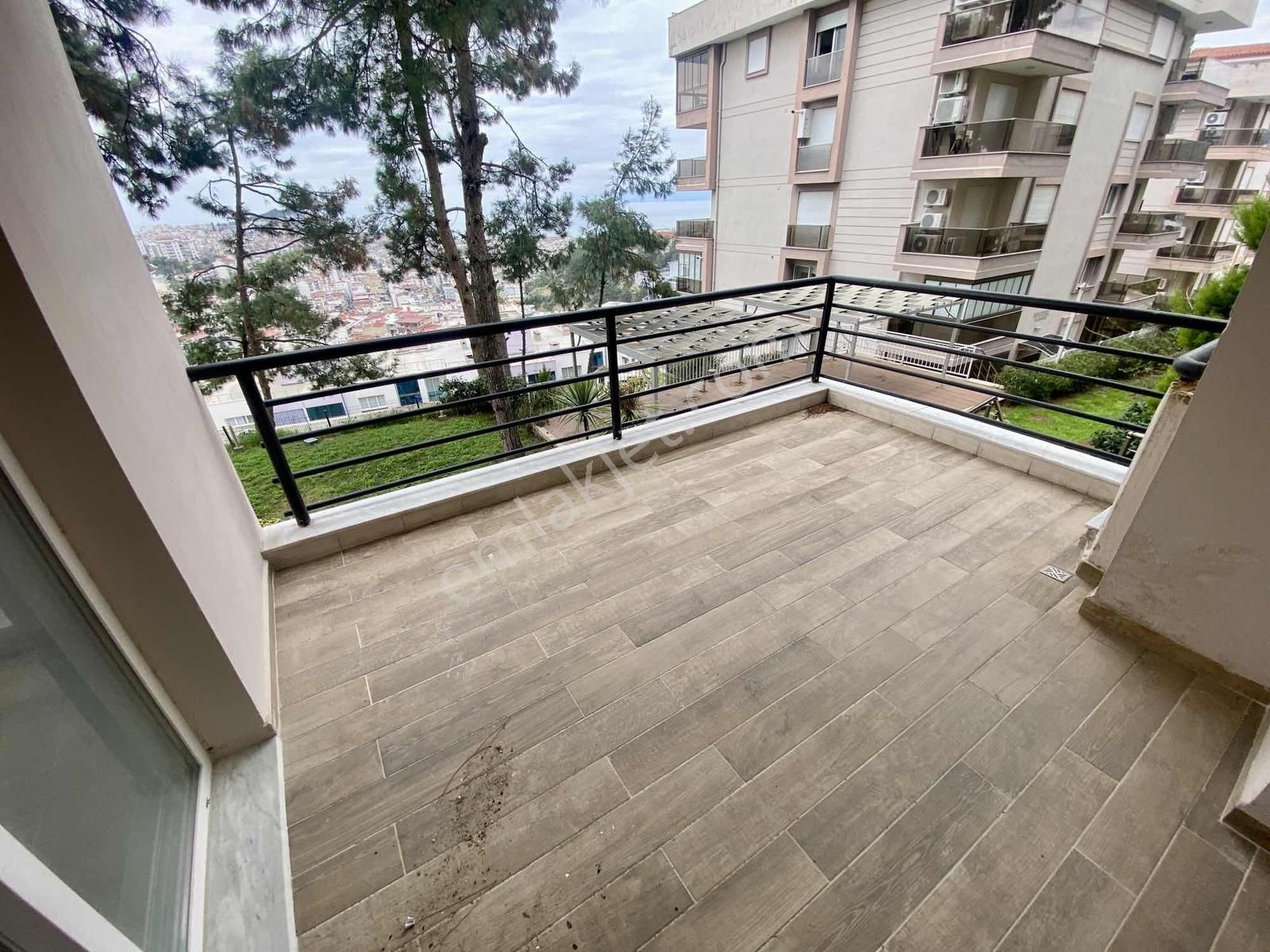 Kuşadası'nda 5+2 300m2 Deniz Manzaralı Havuzlu Bahçe Dubleksi - Görsel 18