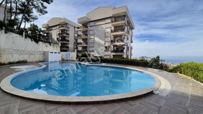 Kuşadası'nda 5+2 300m2 Deniz Manzaralı Havuzlu Bahçe Dubleksi