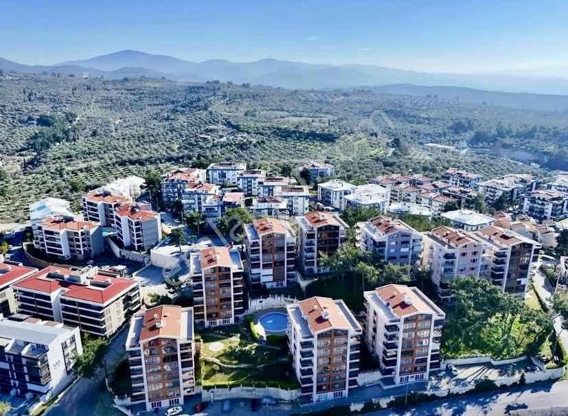 Kuşadası'nda 5+2 300m2 Deniz Manzaralı Havuzlu Bahçe Dubleksi - Görsel 23