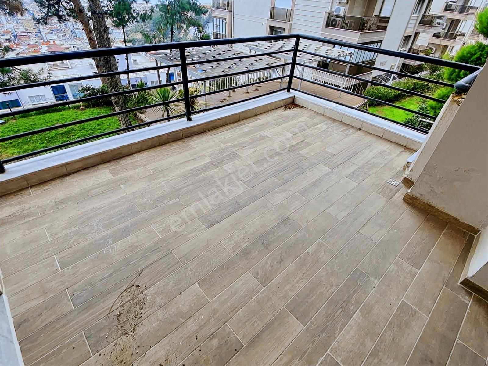 Kuşadası'nda 5+2 300m2 Deniz Manzaralı Havuzlu Bahçe Dubleksi - Görsel 12