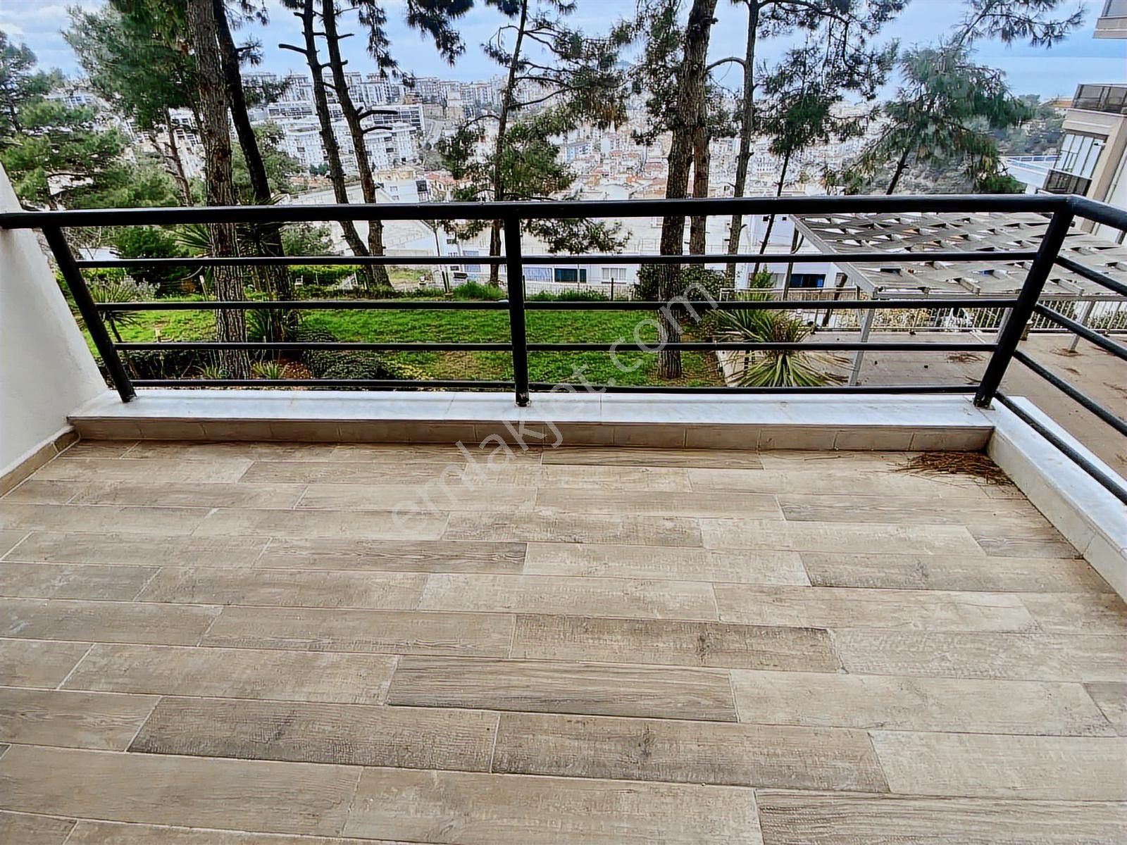 Kuşadası'nda 5+2 300m2 Deniz Manzaralı Havuzlu Bahçe Dubleksi - Görsel 5