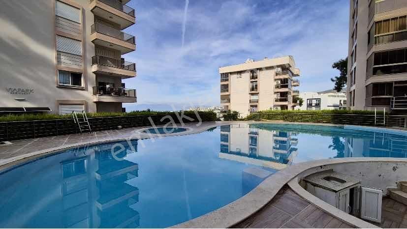 Kuşadası'nda 300m2 5+2 Deniz Manzaralı Havuzlu Dubleks Rezidans