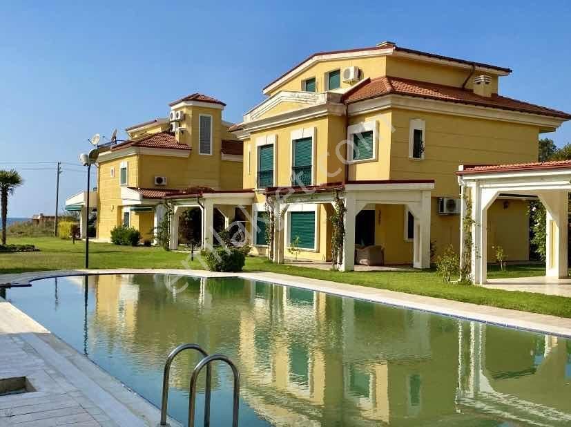 Kuşadası'nda Denize 40metre Havuzlu Sitede 4+1 Tripleks Villa