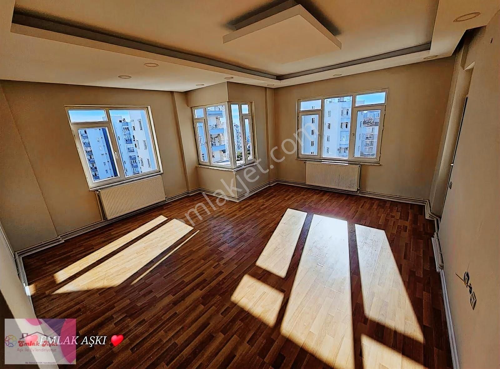 Emlak Aşkı Güvencesiyle Masadağı Site İçinde Dogalgazlı 4 Cephe