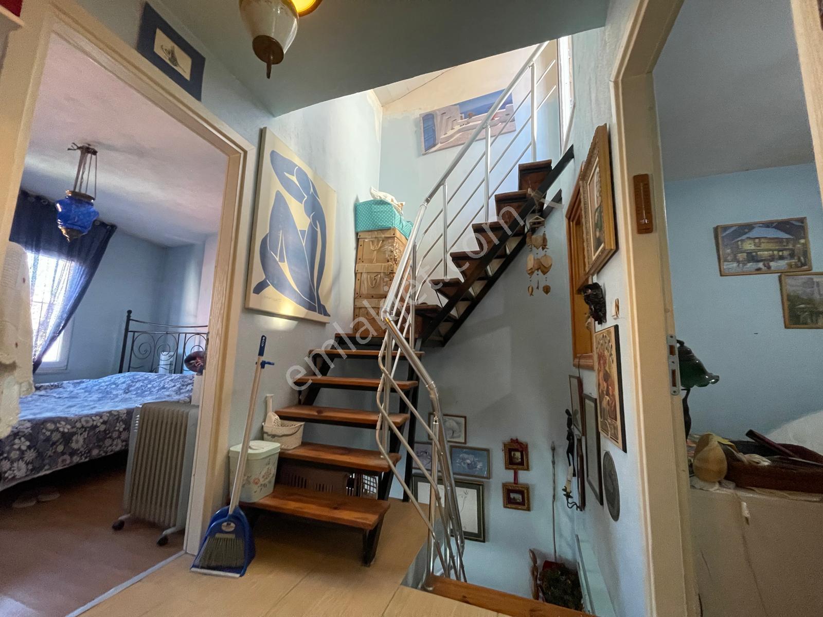 Ayvalık Merkez'de Teraslı 2 Katlı 2+1 Müstakil Evi - Görsel 28