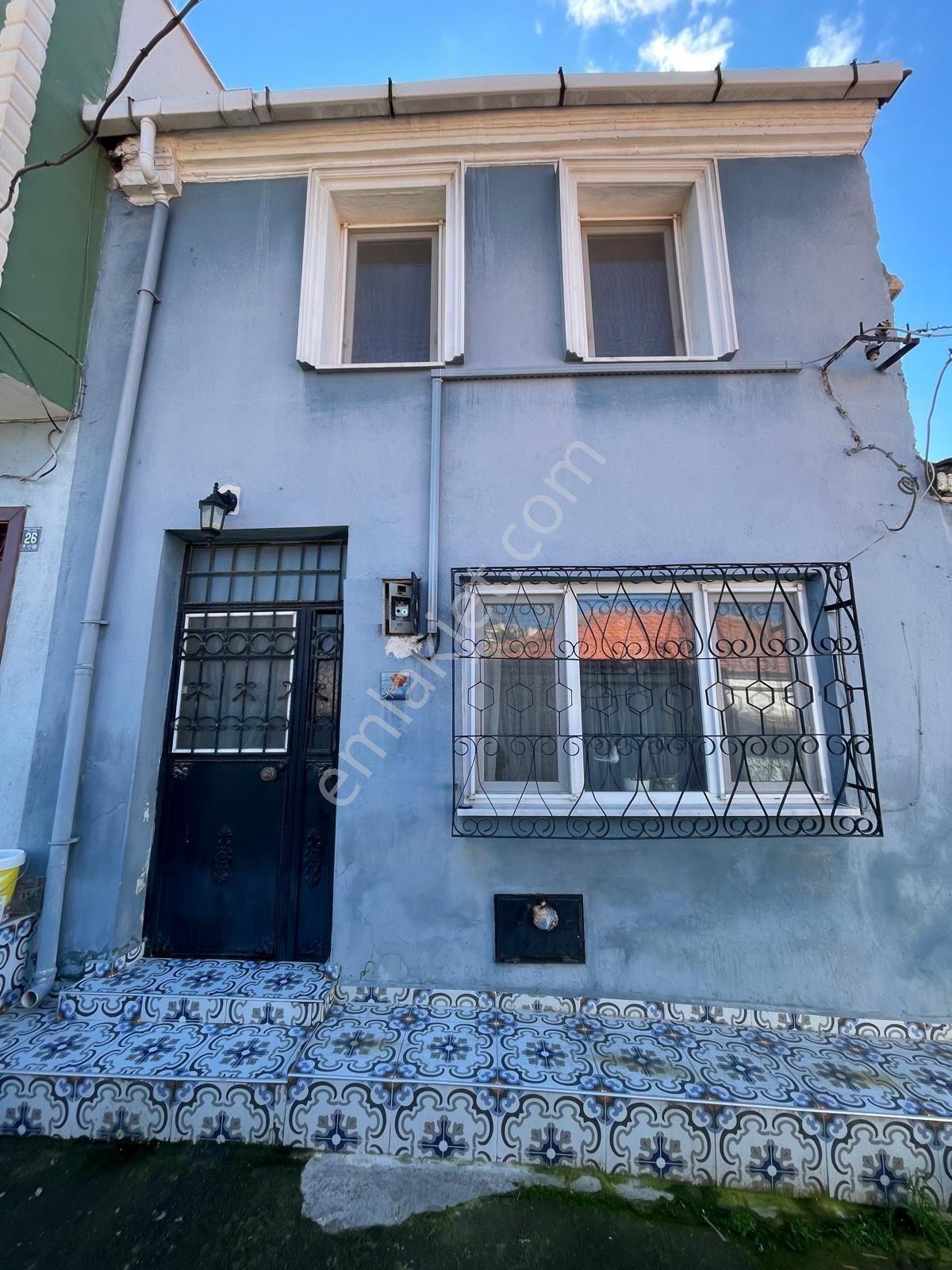 Ayvalık Merkez'de Teraslı 2 Katlı 2+1 Müstakil Evi