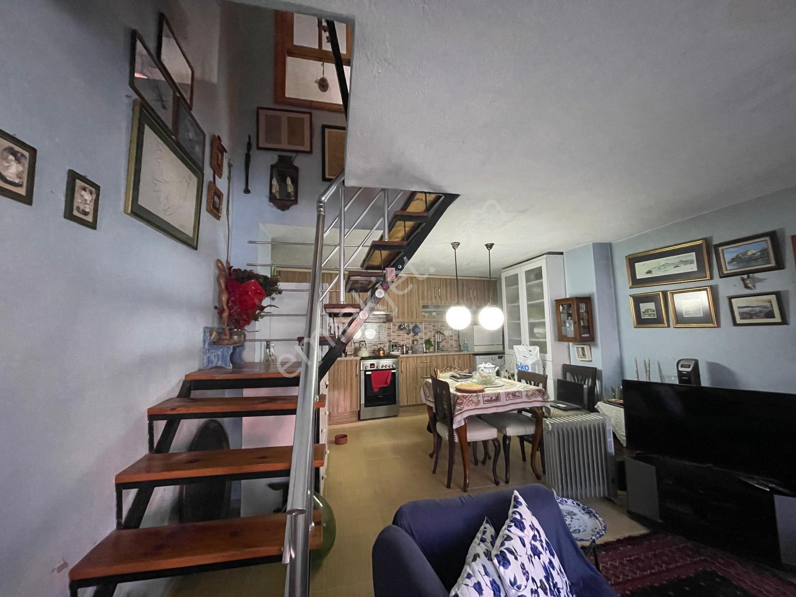 Ayvalık Merkez'de Teraslı 2 Katlı 2+1 Müstakil Evi - Görsel 7