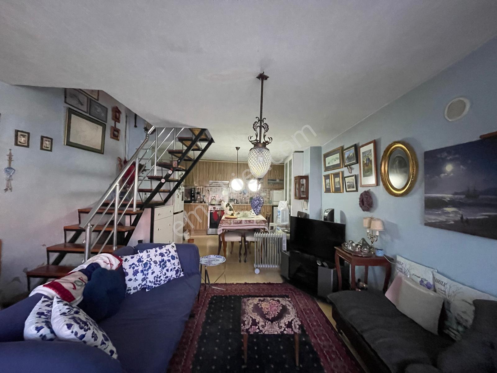 Ayvalık Merkez'de Teraslı 2 Katlı 2+1 Müstakil Evi - Görsel 6