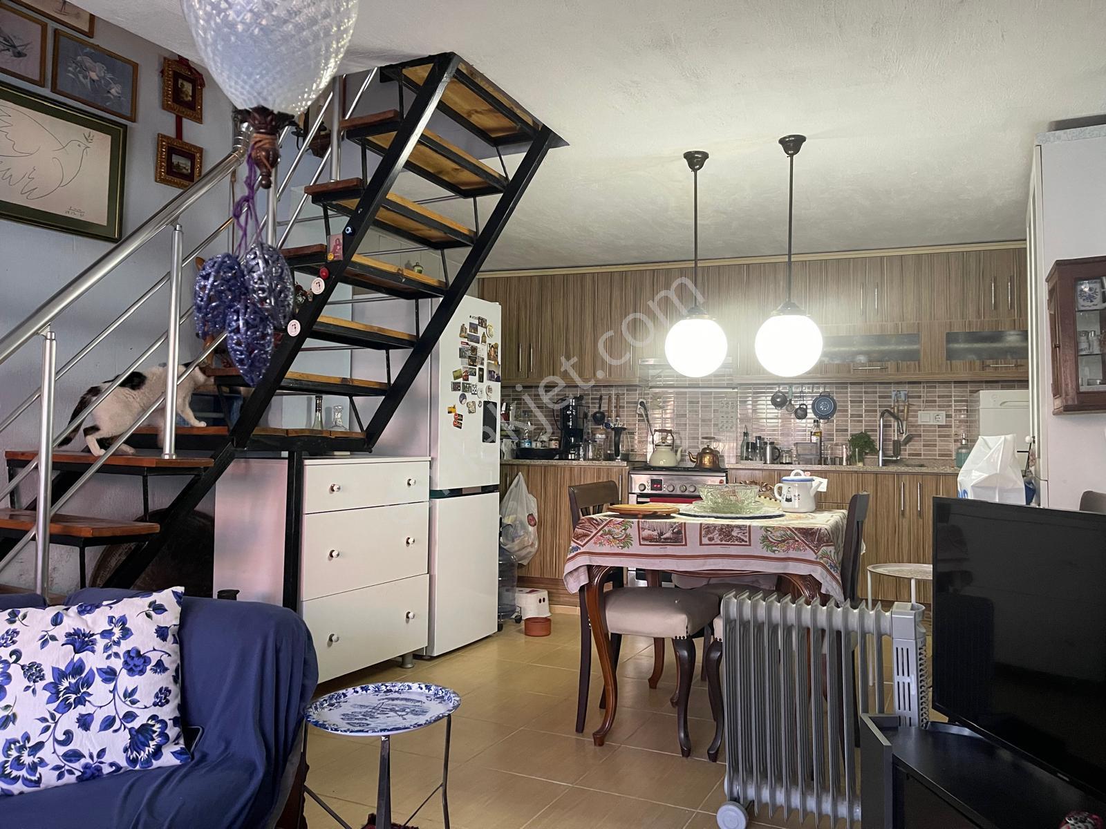 Ayvalık Merkez'de Teraslı 2 Katlı 2+1 Müstakil Evi - Görsel 13