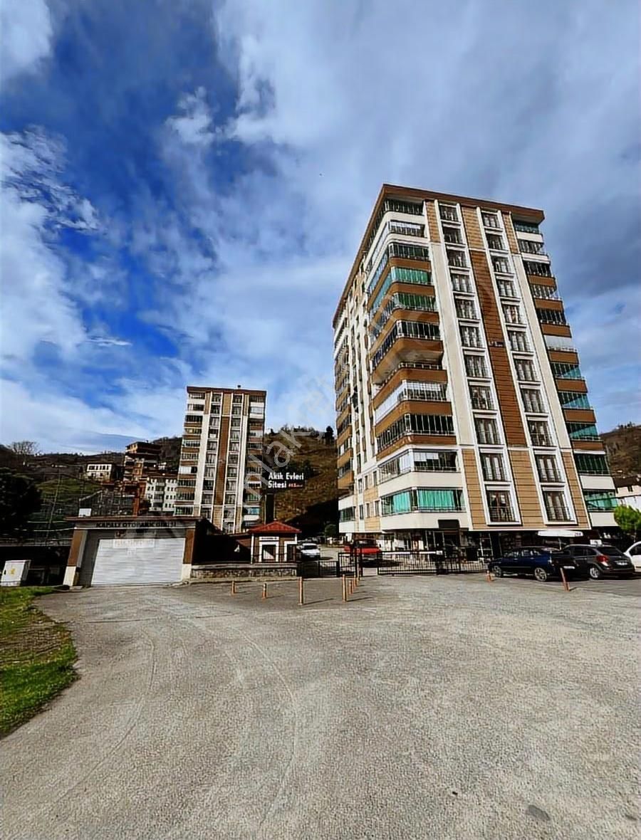 Sürmene Yemişli'de Site İçersinde Satılık Yüksek Kat Ferah Daire