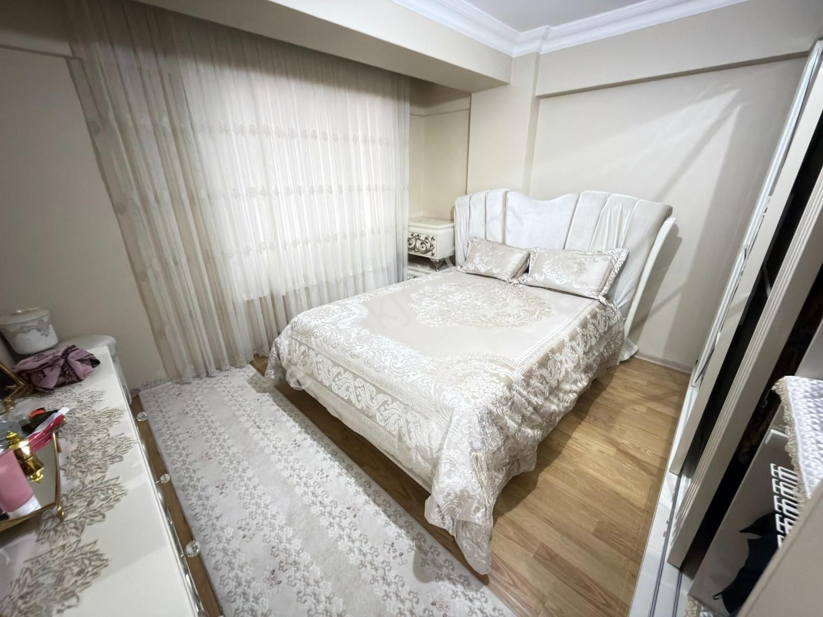 Gültepe'de 3.5+1 Satılık 125 M2 1.kat Gibi Y.giriş Asansörlü