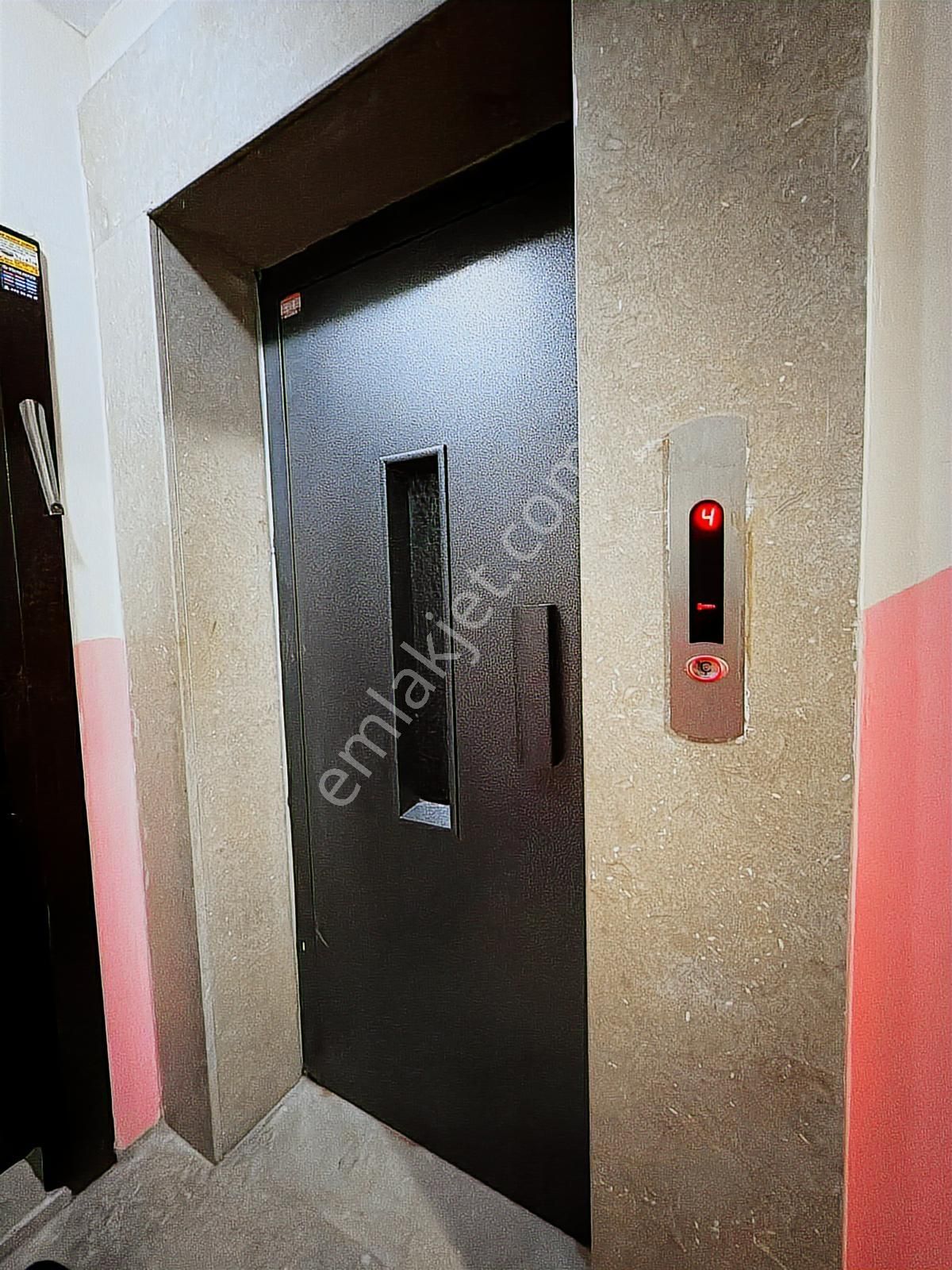 Gültepe'de 3.5+1 Satılık 125 M2 1.kat Gibi Y.giriş Asansörlü - Görsel 3