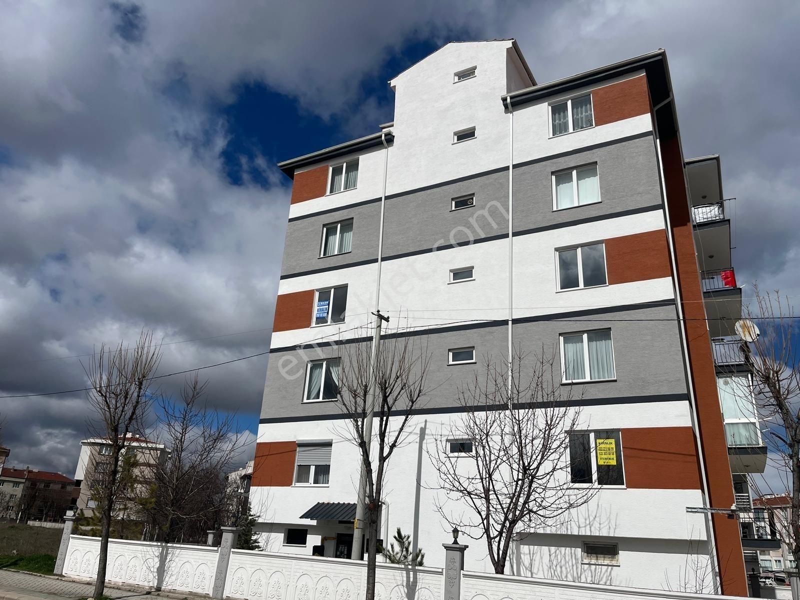 Ekerden Balsu Bulvarında Geniş 3+1 Aile Apartmanında Kiralık