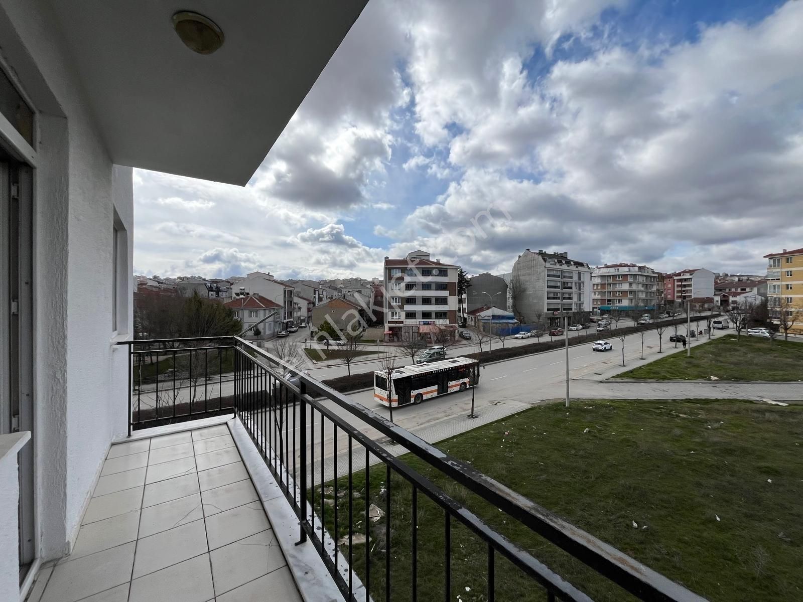 Ekerden Balsu Bulvarında Geniş 3+1 Aile Apartmanında Kiralık - Görsel 12