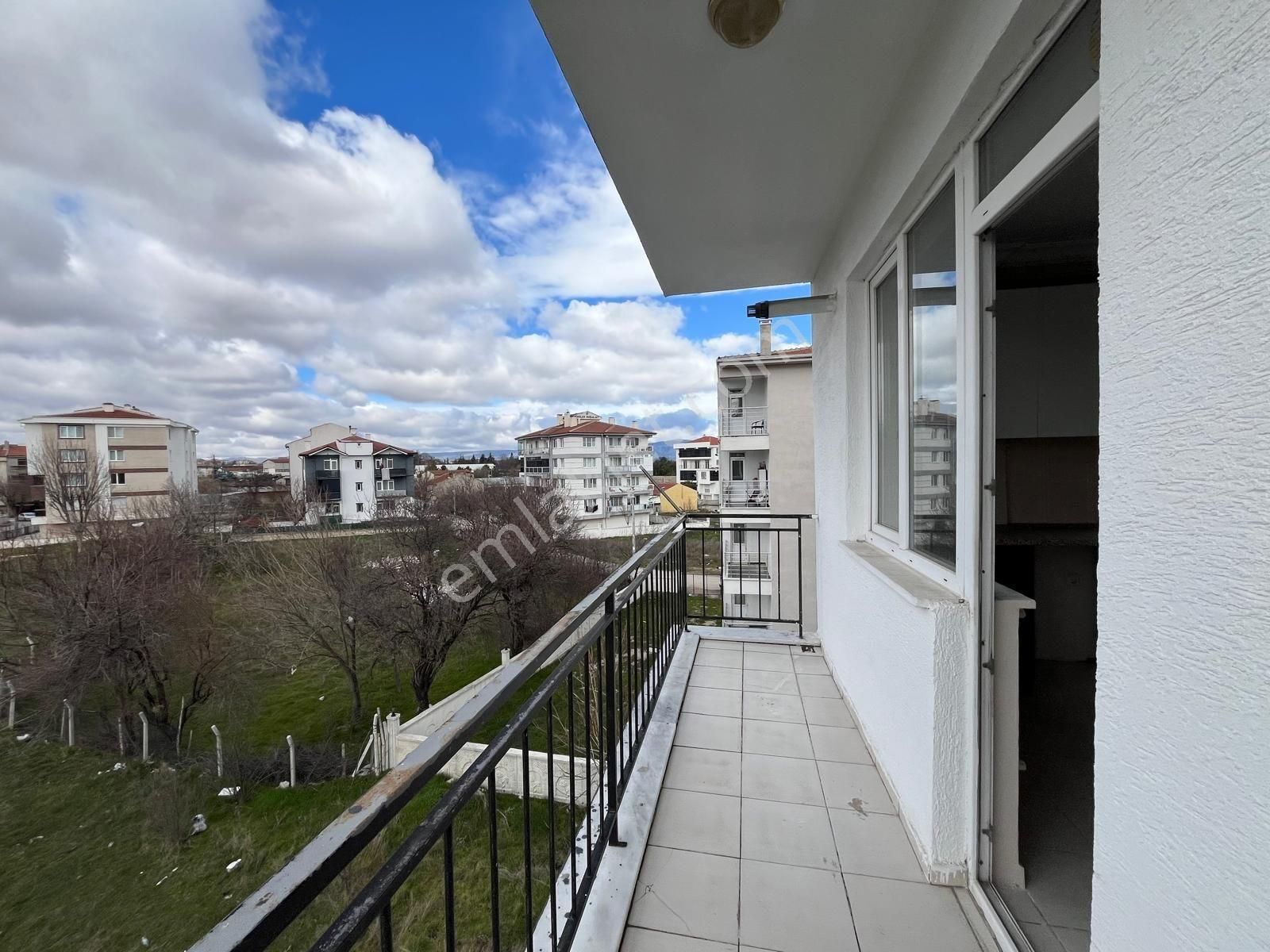 Ekerden Balsu Bulvarında Geniş 3+1 Aile Apartmanında Kiralık - Görsel 11