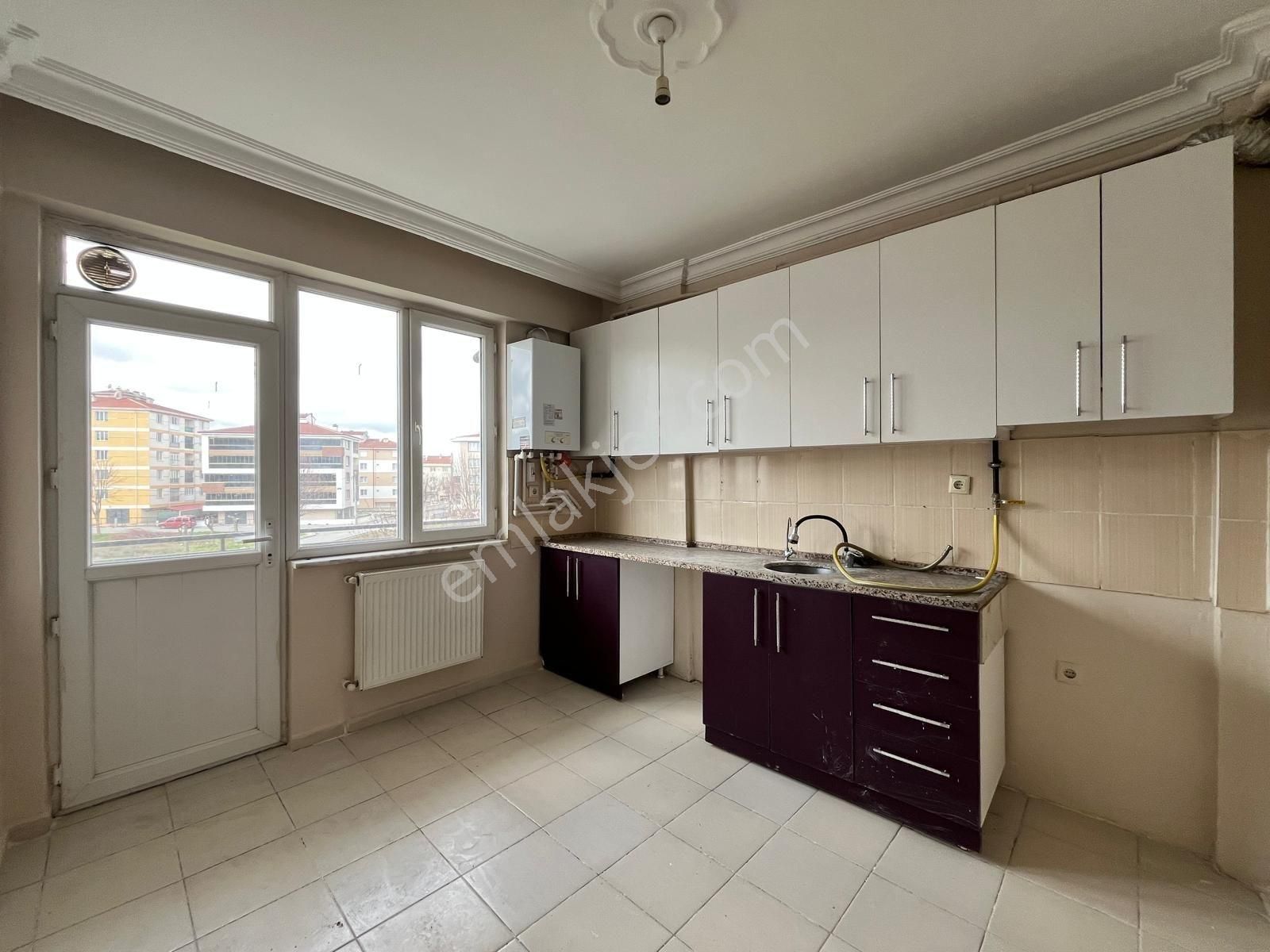 Ekerden Balsu Bulvarında Geniş 3+1 Aile Apartmanında Kiralık - Görsel 15