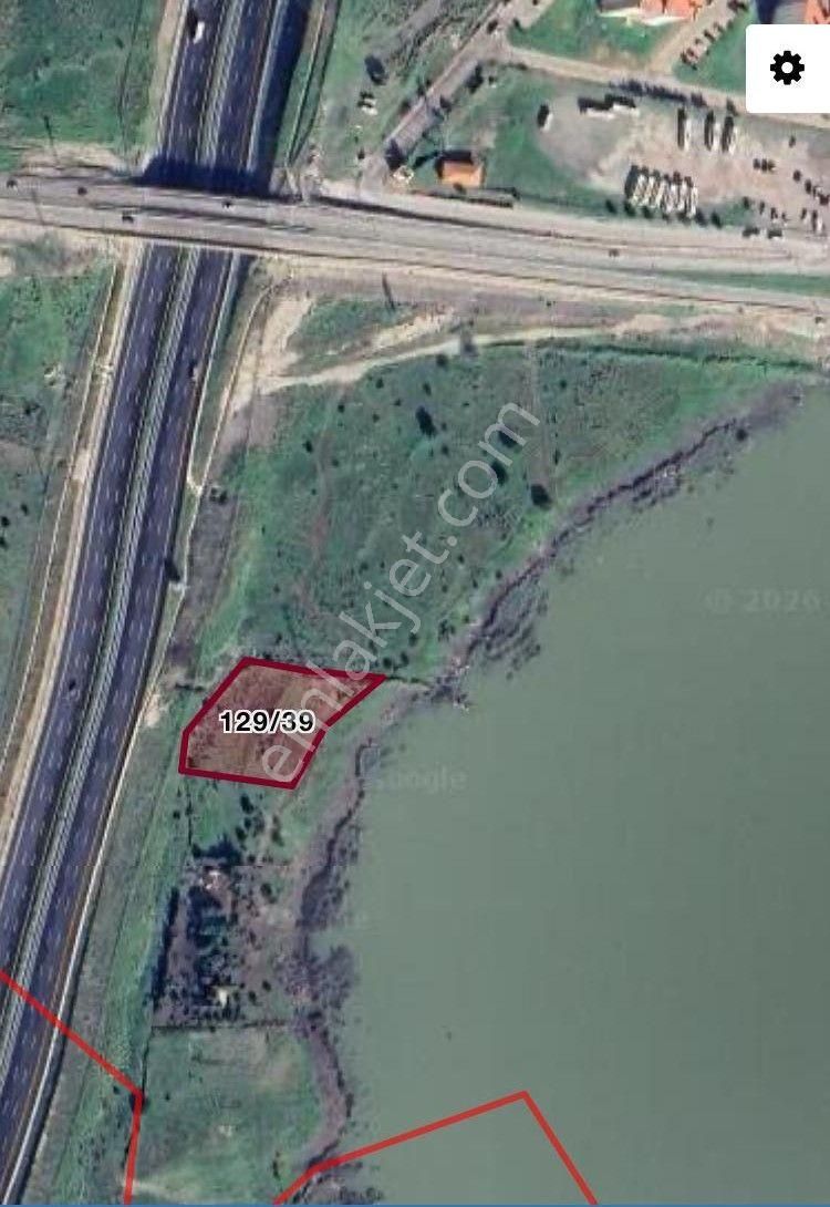 İzmir Aliağa Bahçedere Köyü Mevkiinde Göl Kenarı (bozgöl) 2.560+ M2 Muhteşem Arazi