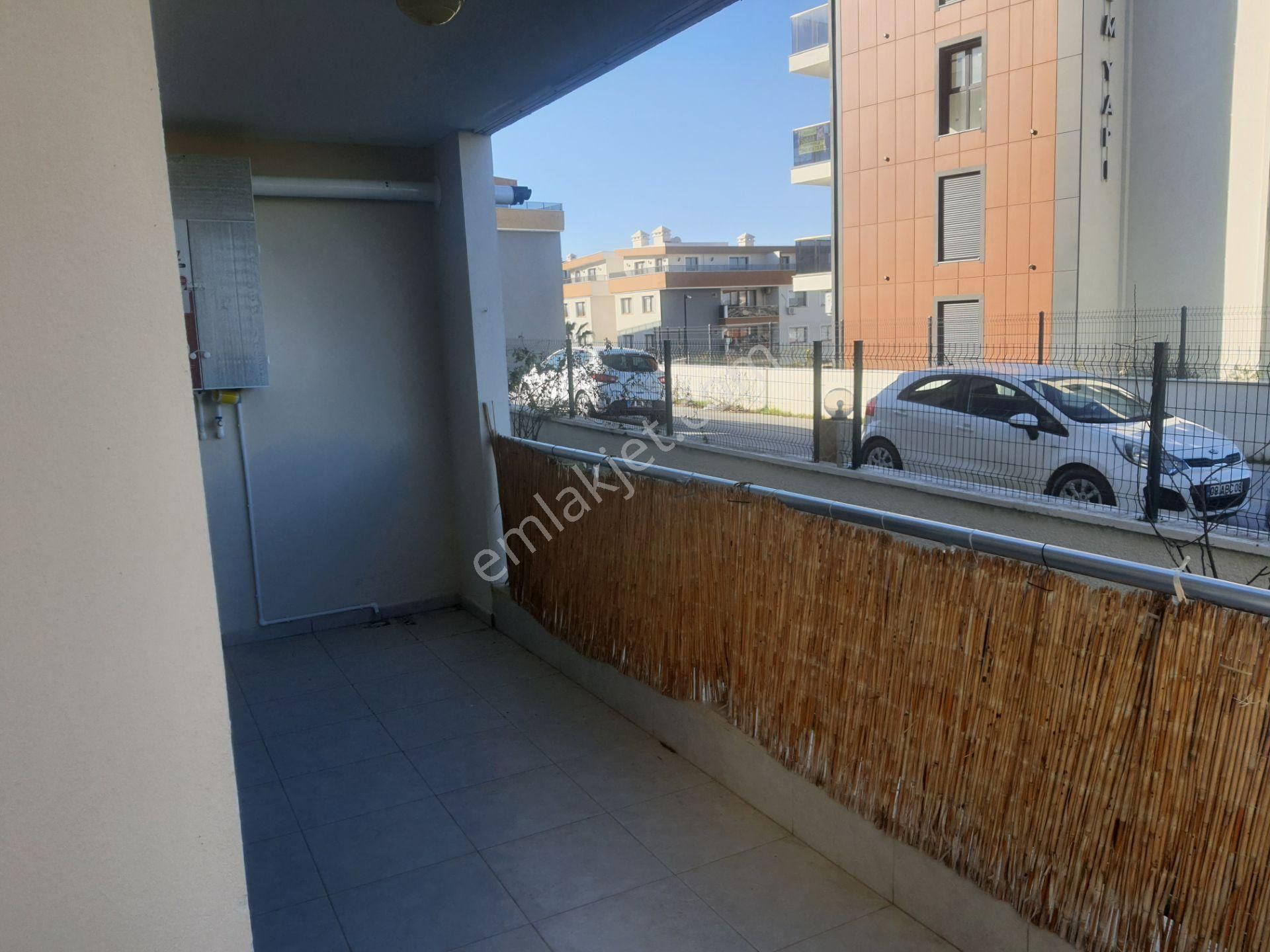 Kuşadası Değirmendere'de Havuzlu, 3+1, Giriş Kat Kiralık Daire - Görsel 2