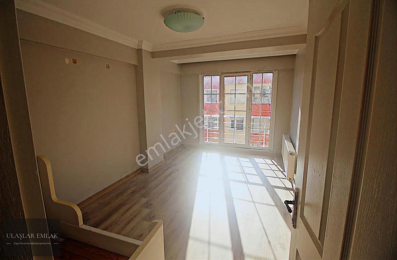 Ümraniye Site Mah. 2+1 85 M2 Satılık Arakat Daire.